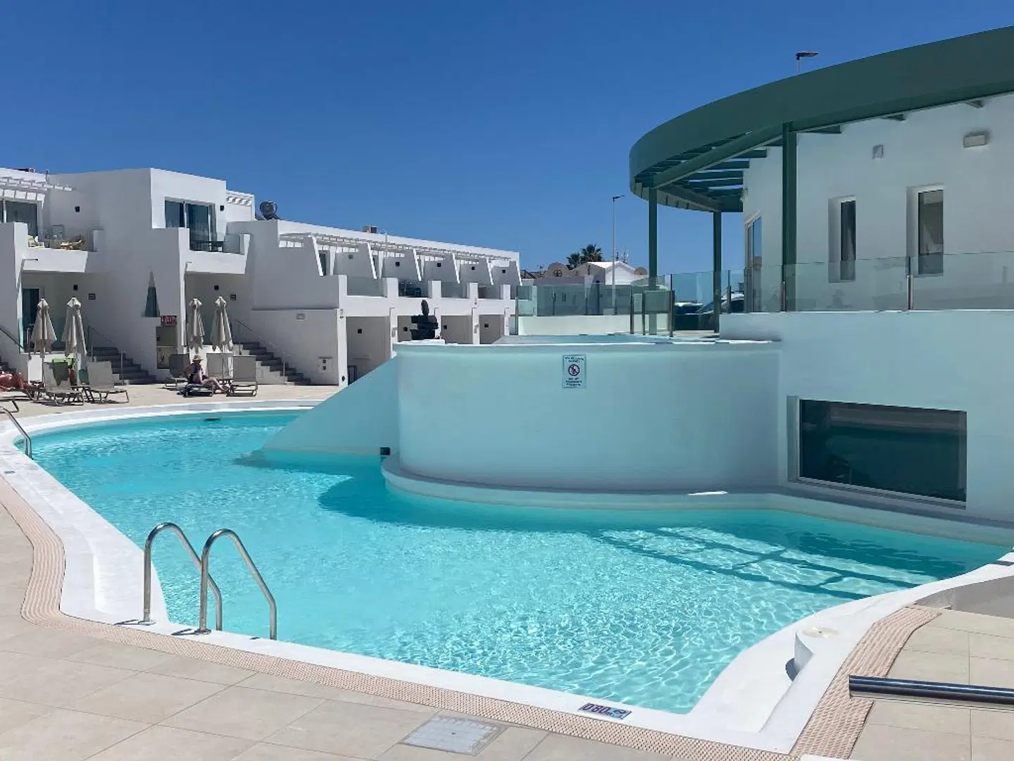 Kikere Studios OUTDOOR_POOL