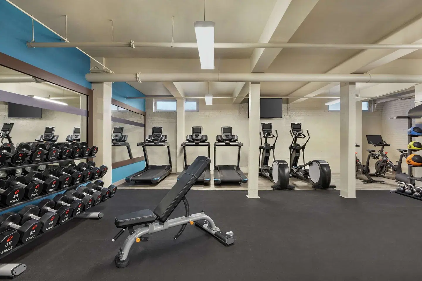 Hampton Inn & Suites New Orleans-Convention Center SPORTS_AND_LEISURE