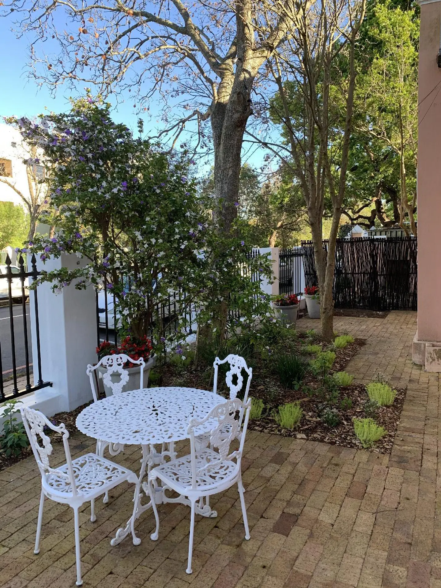 Just Joey Guesthouse Terrasse