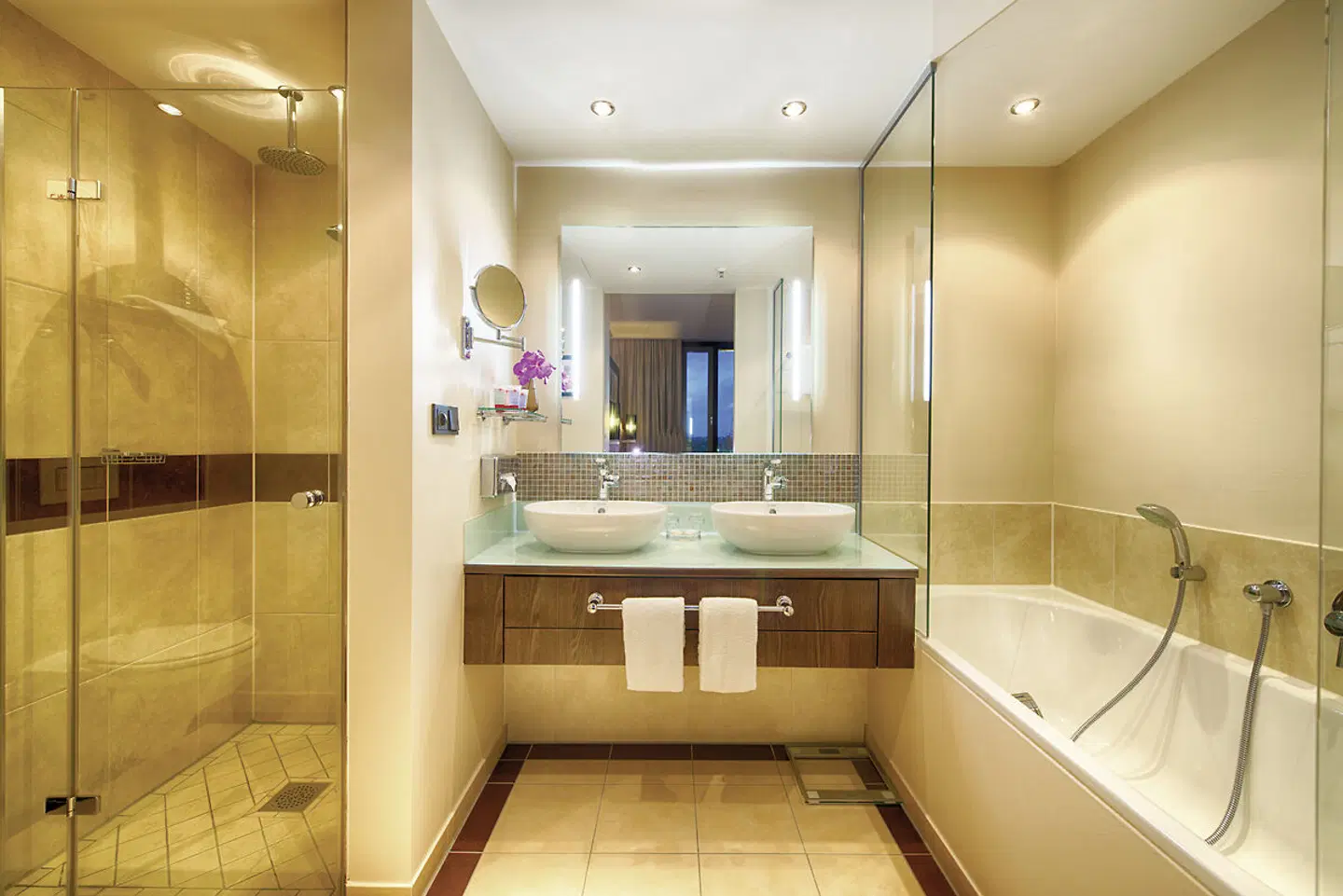 Leonardo Royal Munich - inklusive NFL Munich Ticket Badezimmer