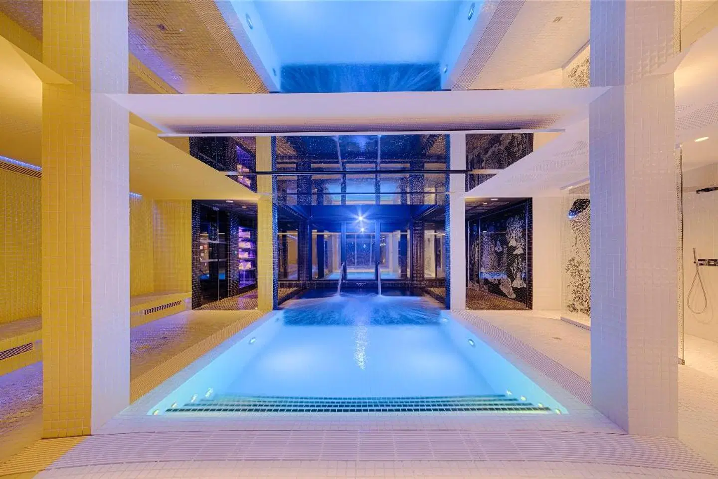 nhow Marseille Hallenbad