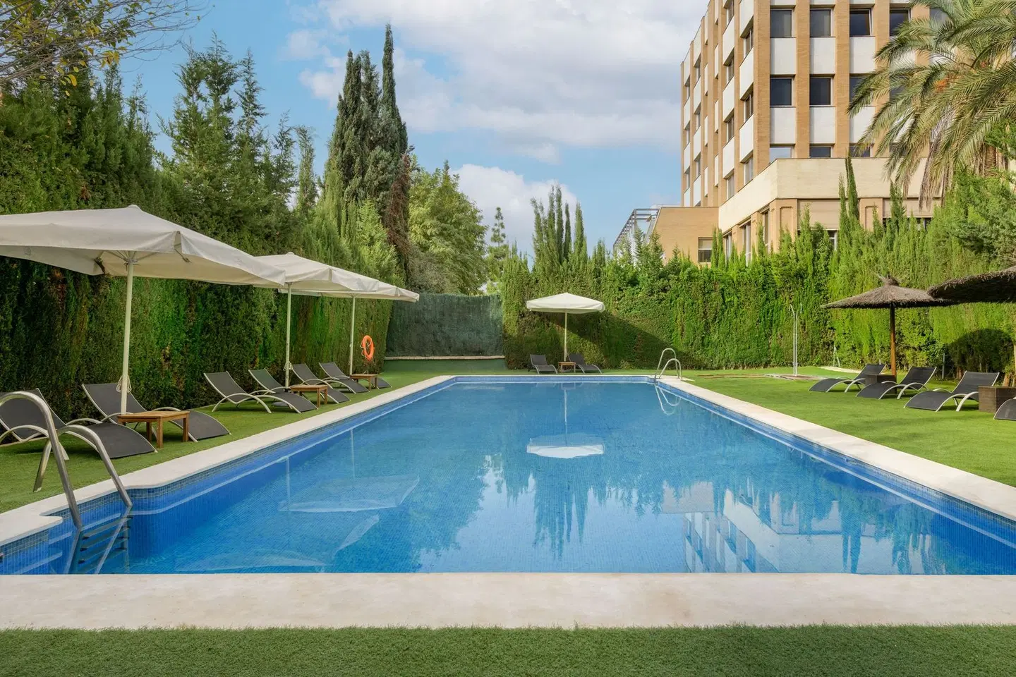 AC Hotel by Marriott Sevilla Fórum OUTDOOR_POOL