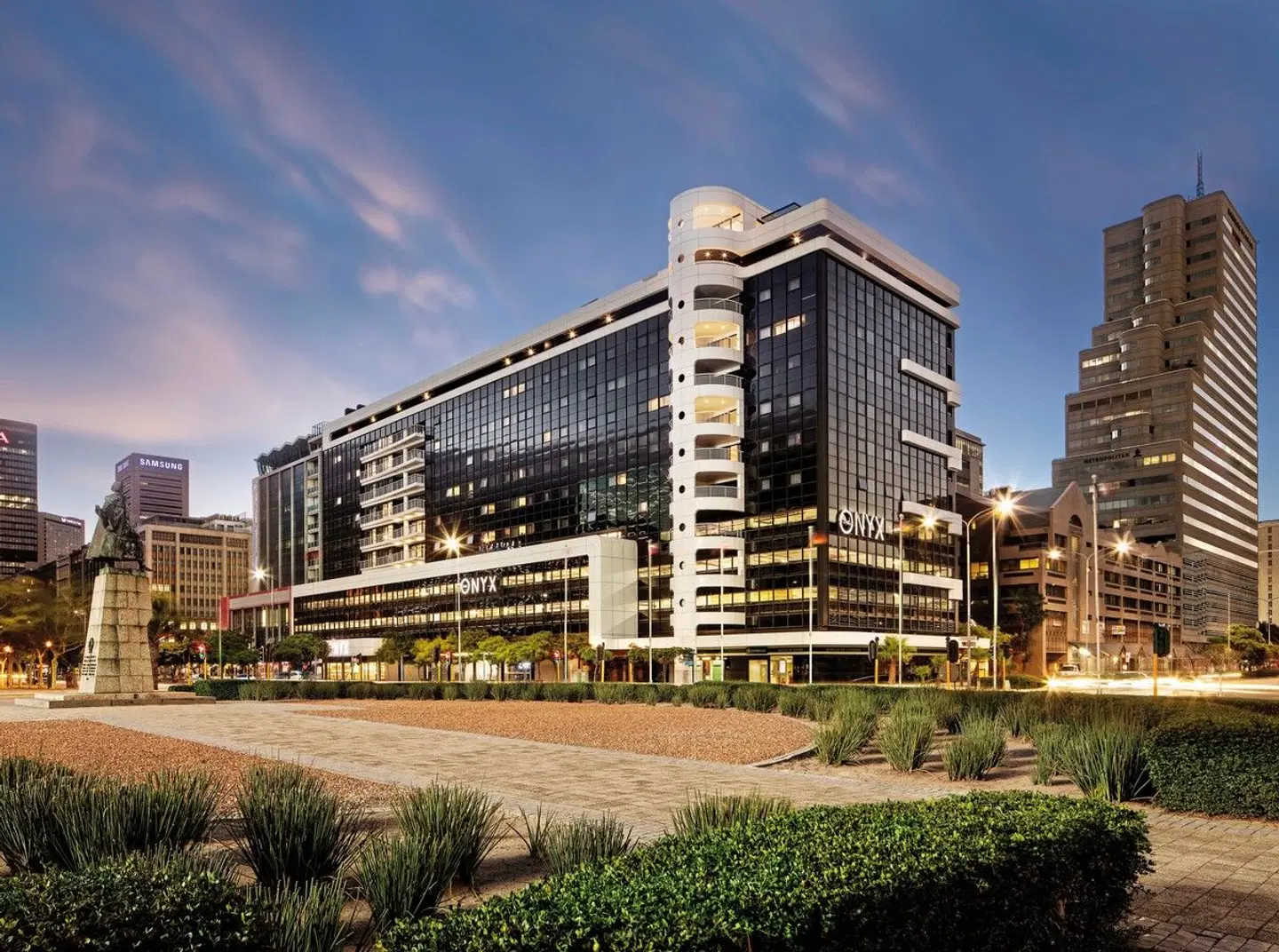 The Onyx Apartment Hotel EXTERIOR