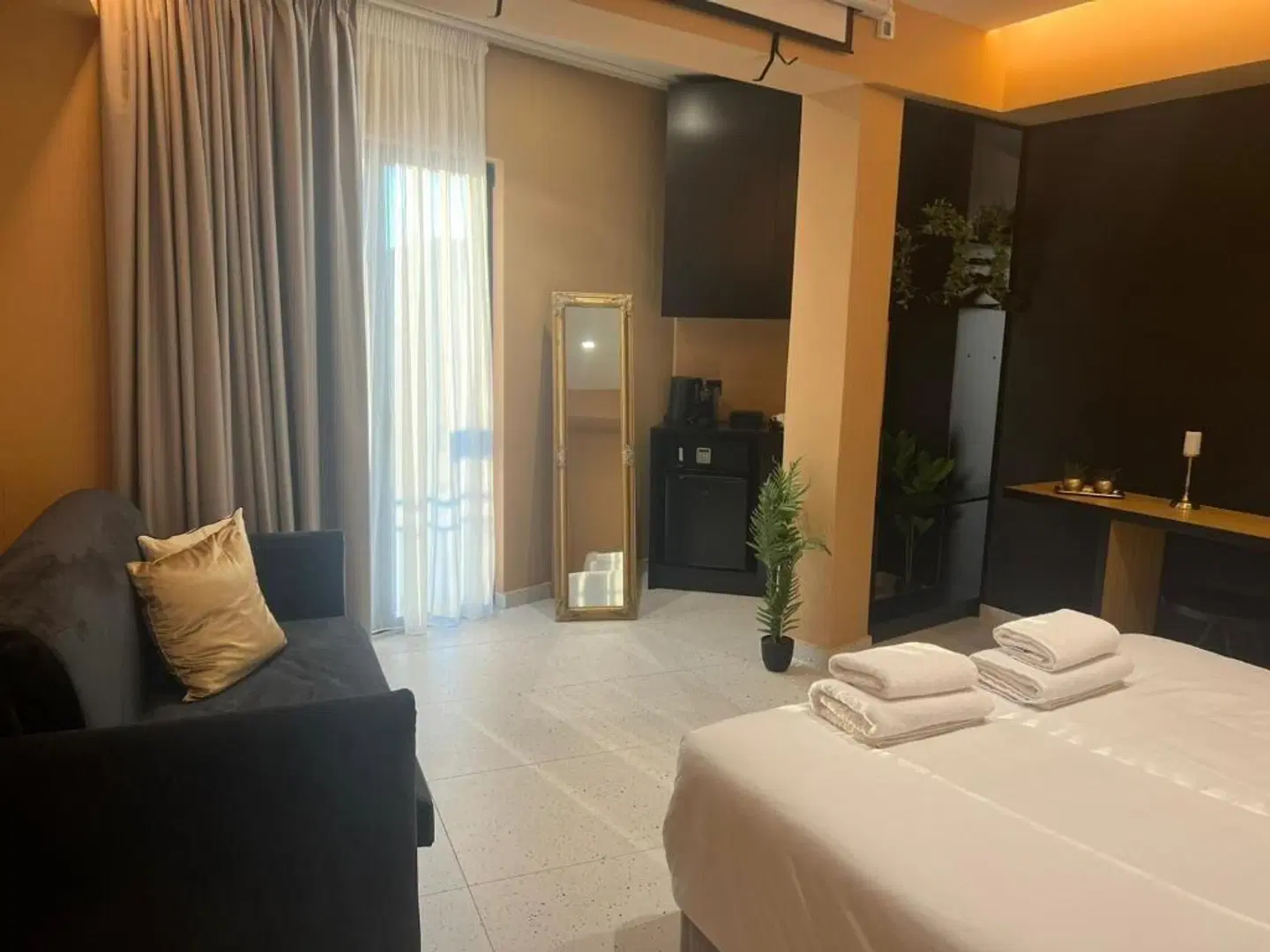 Clyde Athens by Nin&Bau HEALTH_BEAUTY