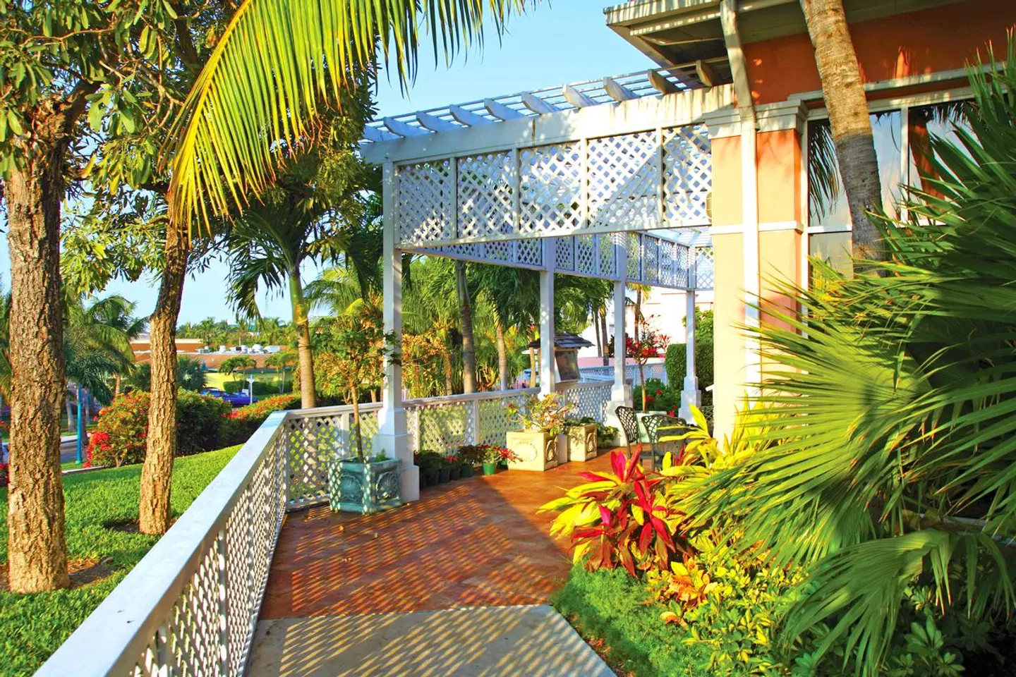 Comfort Suites Paradise Island EXTERIOR