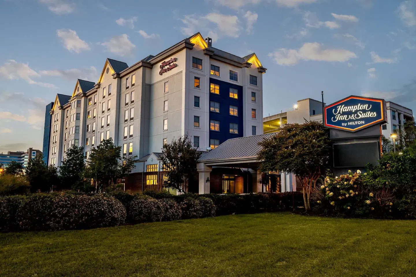 Hampton Inn & Suites Nashville-Vanderbilt-Elliston Place EXTERIOR