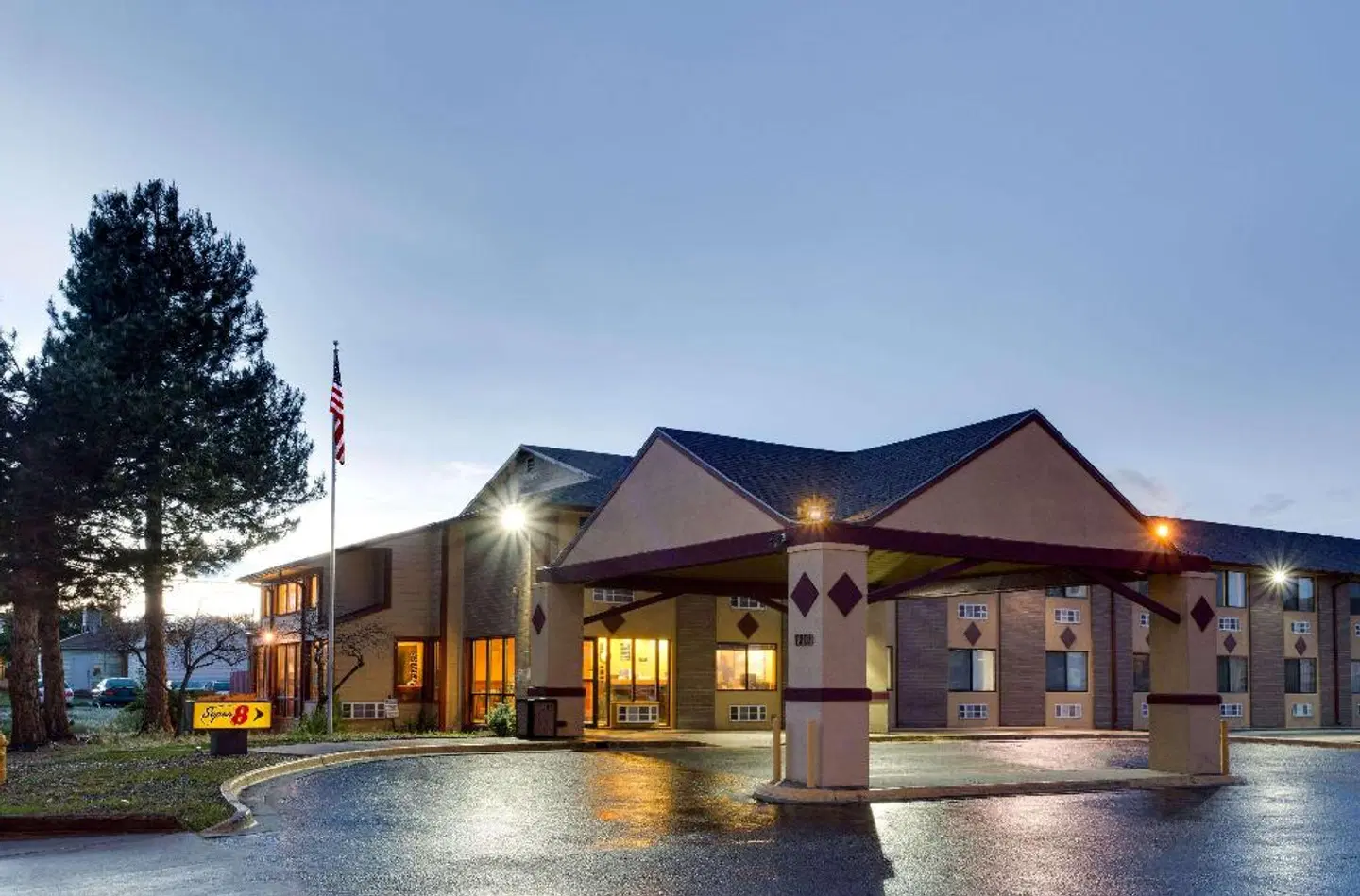 Super 8 by Wyndham Denver Stapleton EXTERIOR