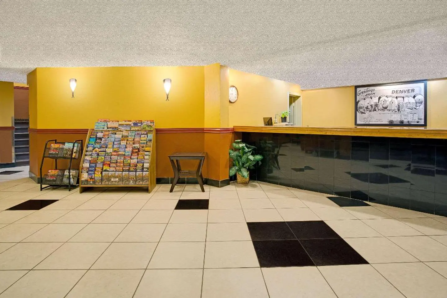 Super 8 by Wyndham Denver Stapleton LOUNGE_LOBBY