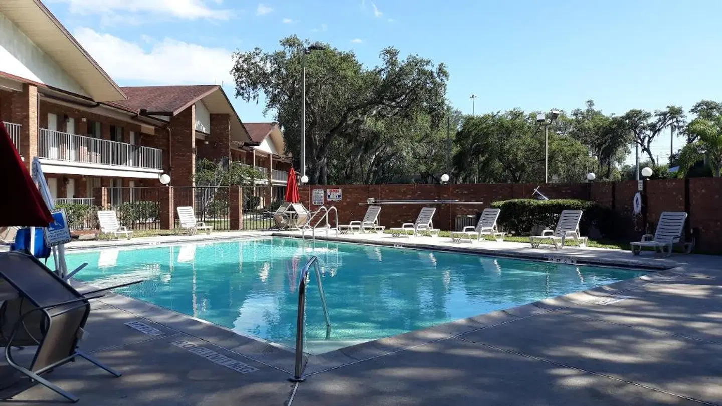 Ramada by Wyndham Temple Terrace/Tampa North OUTDOOR_POOL