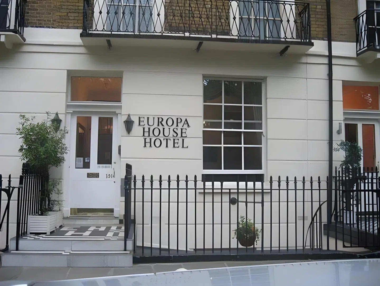 Europa House OUTDOOR_POOL