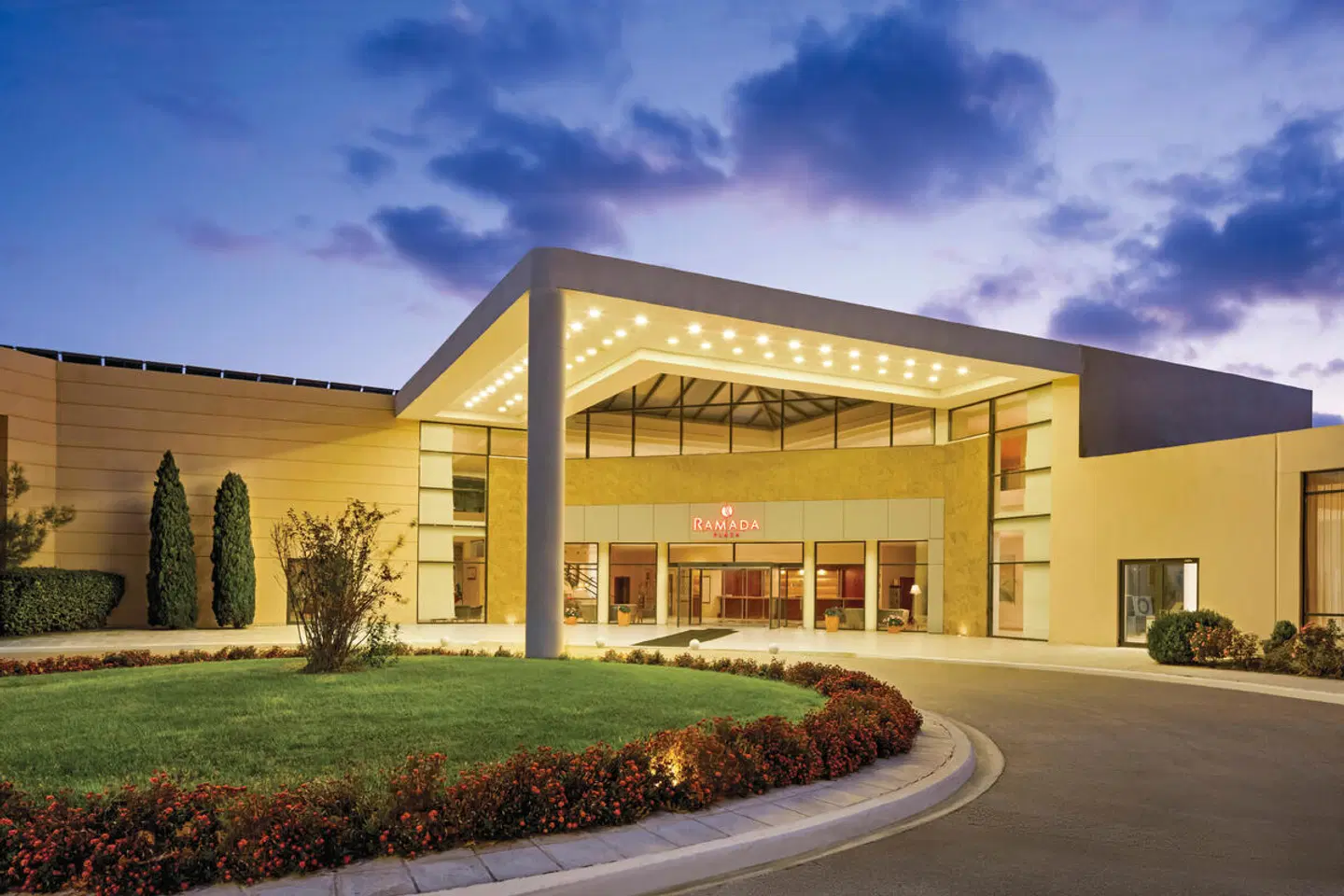 Ramada Plaza by Wyndham Thraki EXTERIOR