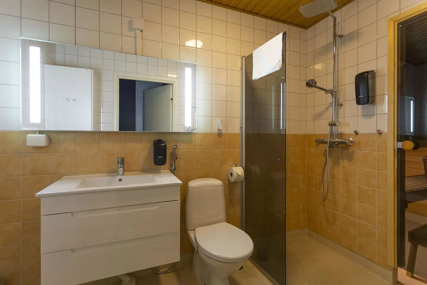 Golden Circle Suites Badezimmer
