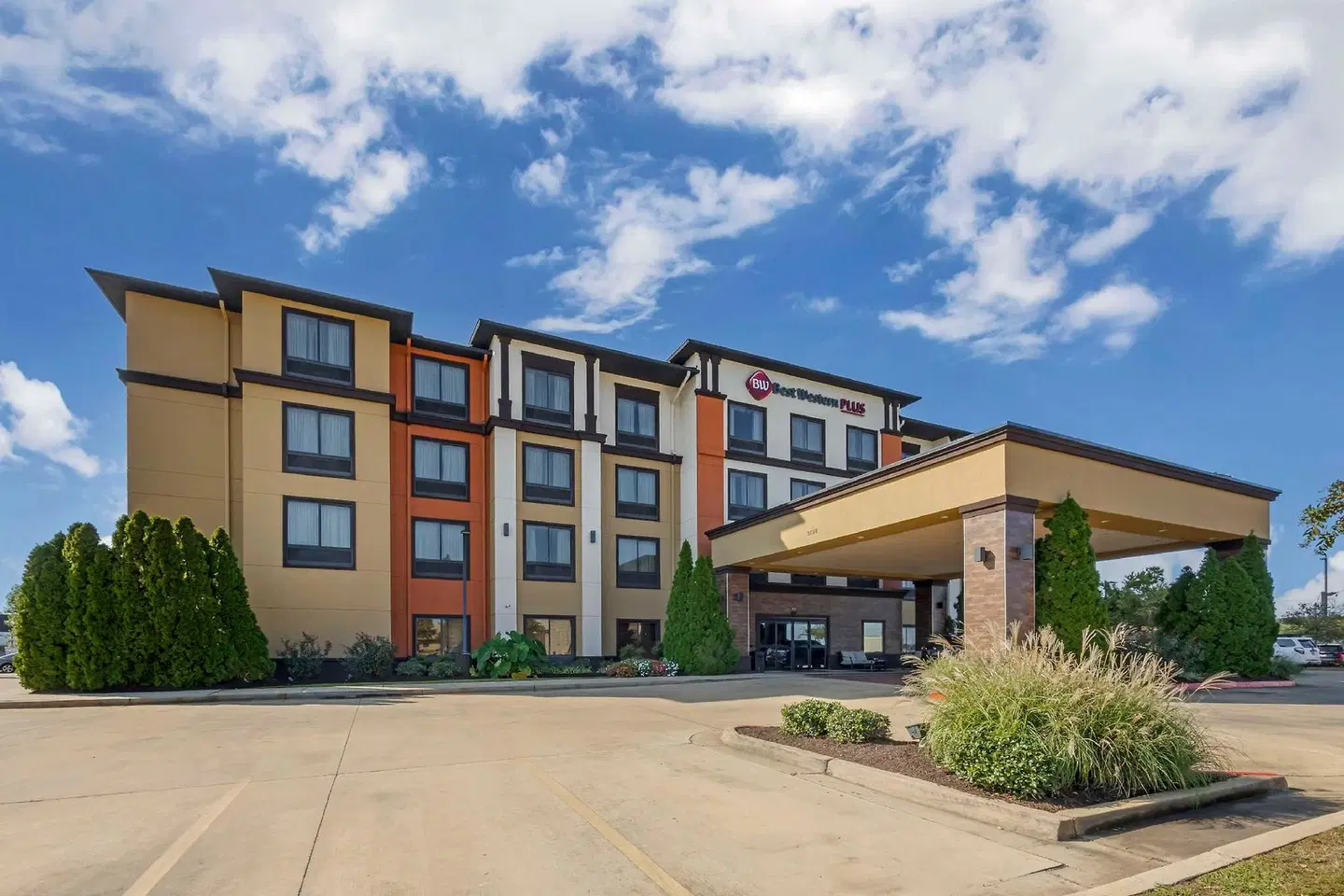 Best Western Plus Tupelo Inn & Suites EXTERIOR