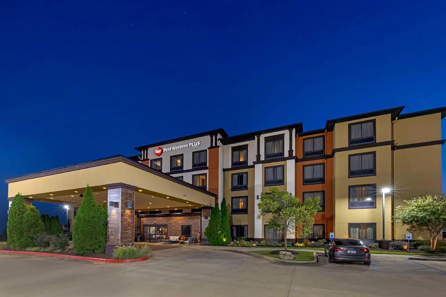 Best Western Plus Tupelo Inn & Suites EXTERIOR