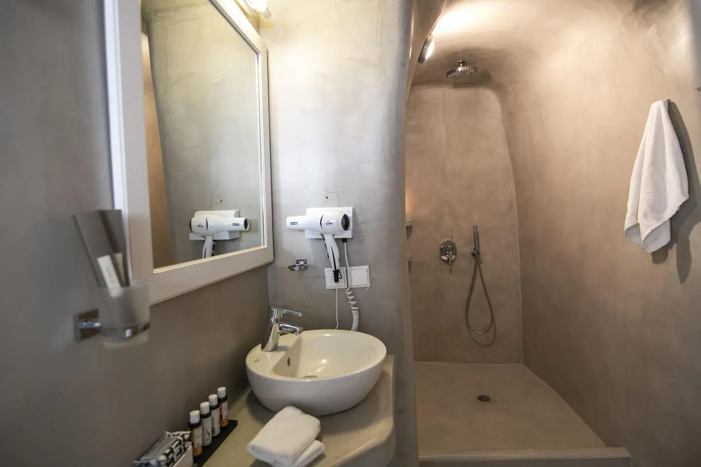 Thirea Suites & Studios Badezimmer