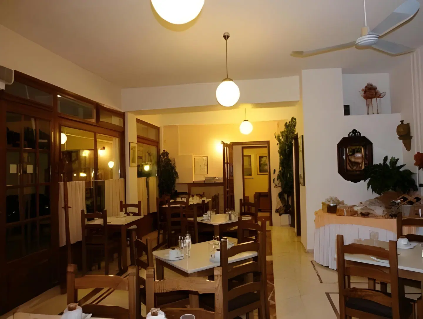 Kouros Hotel Restaurant