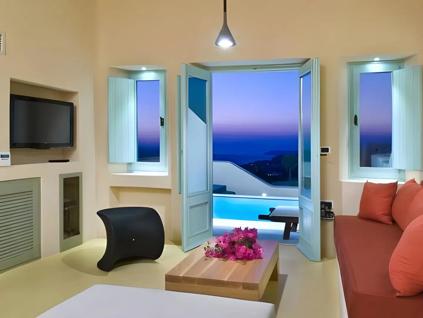 Voreina Gallery Suites ROOM_EXAMPLE