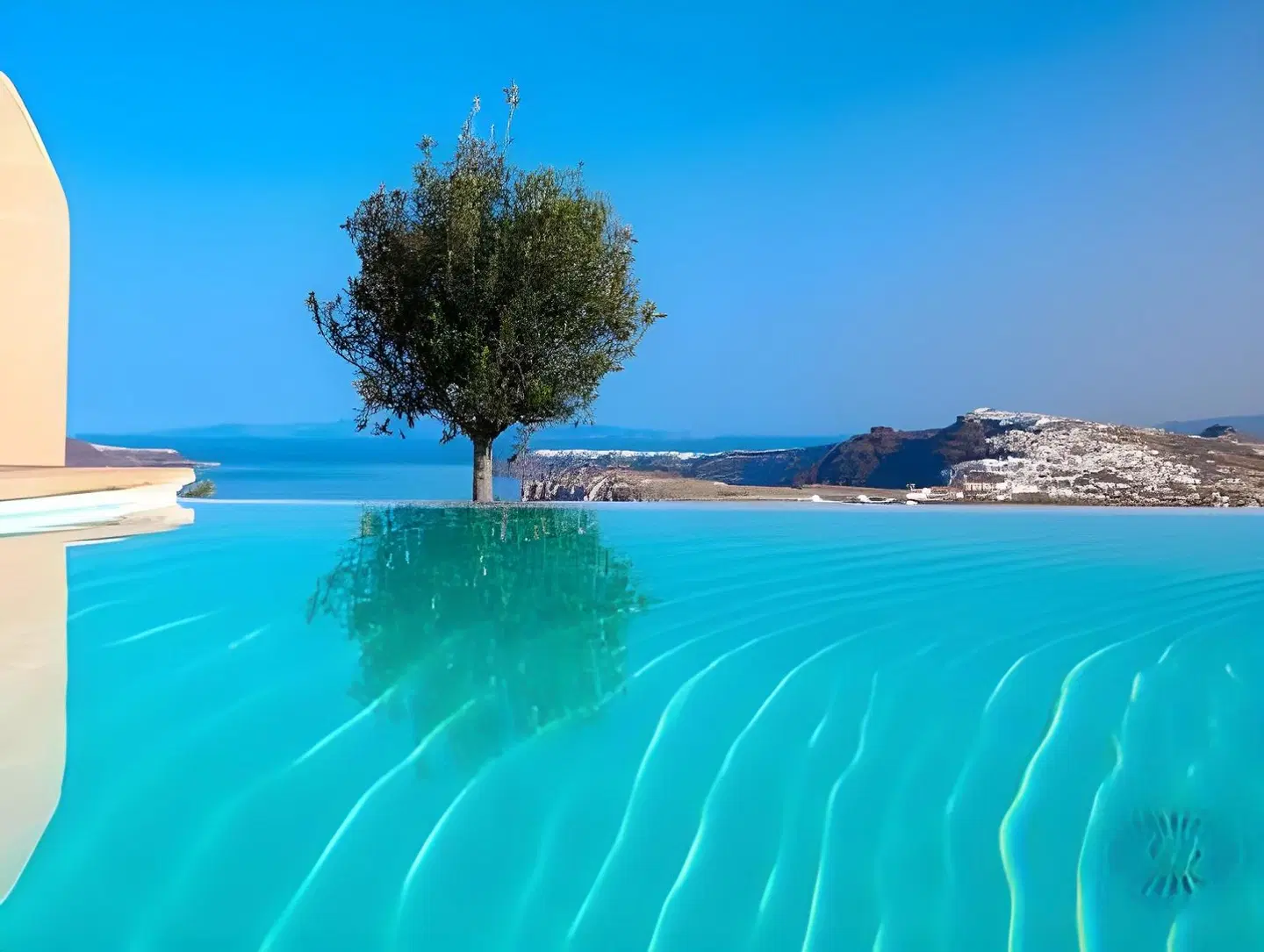 Voreina Gallery Suites OUTDOOR_POOL