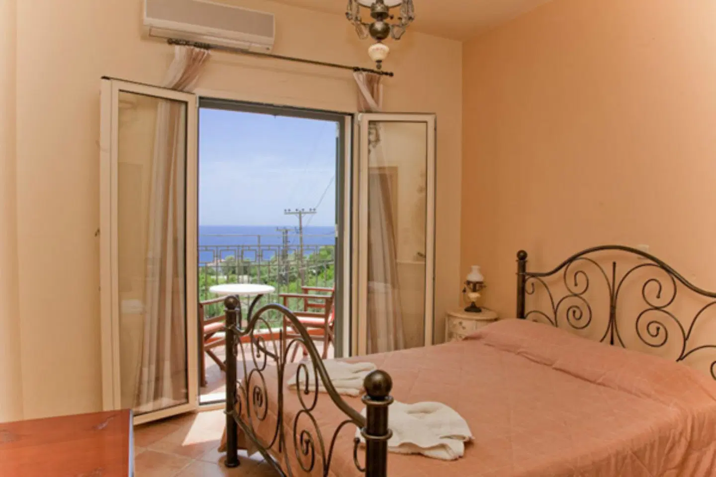 Liocharis ROOM_EXAMPLE