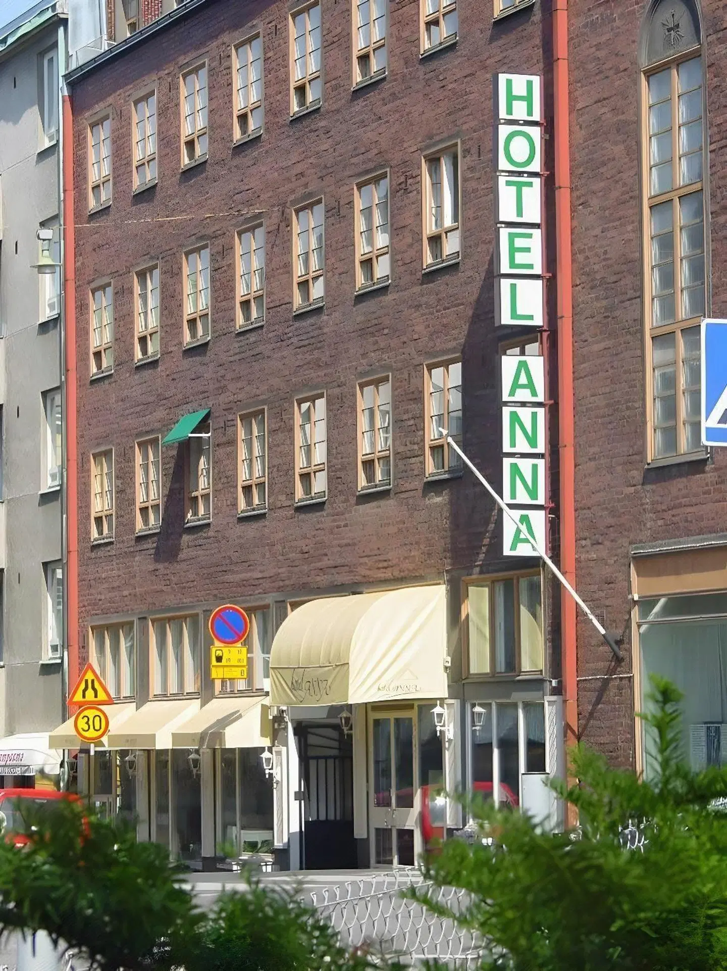 Anna EXTERIOR