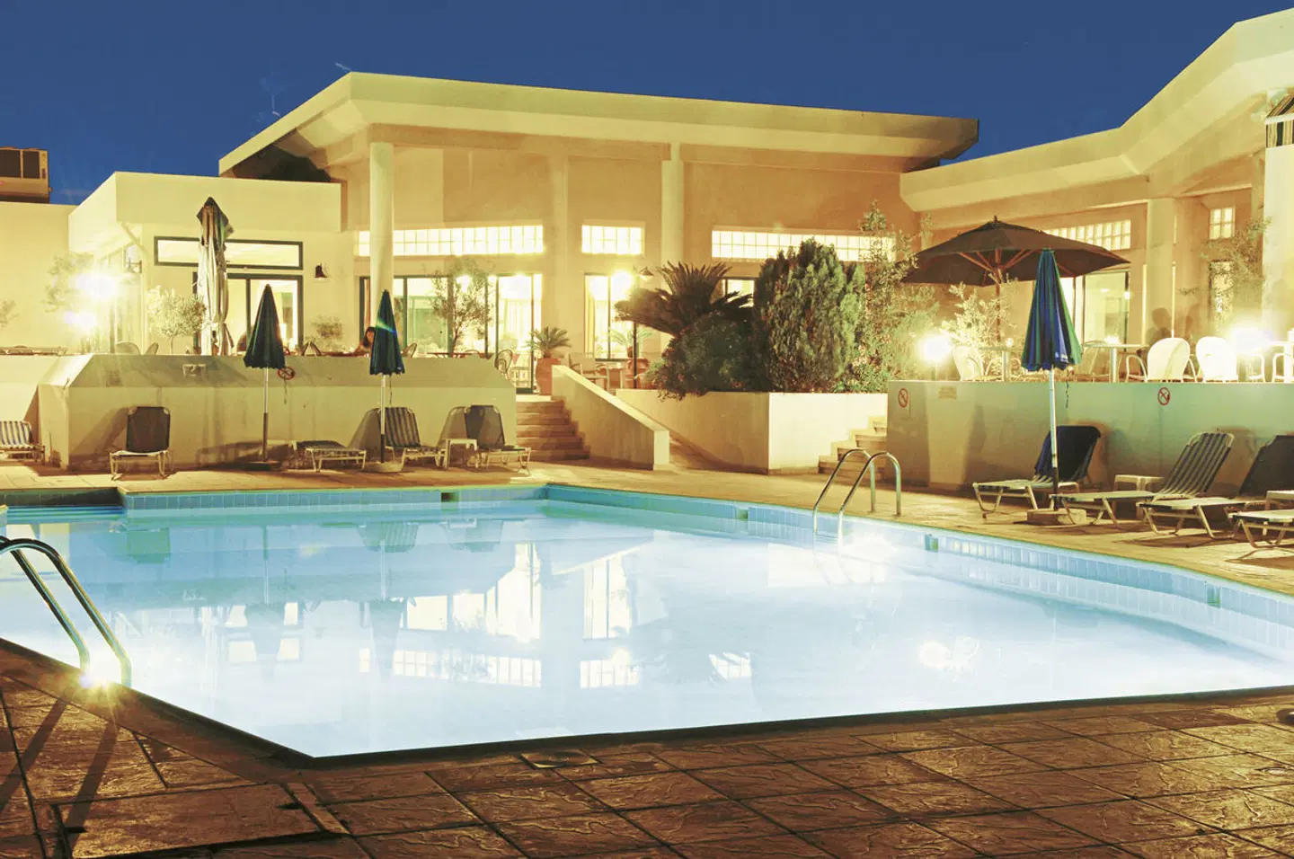 Natura Beach Hotel & Villas Hallenbad