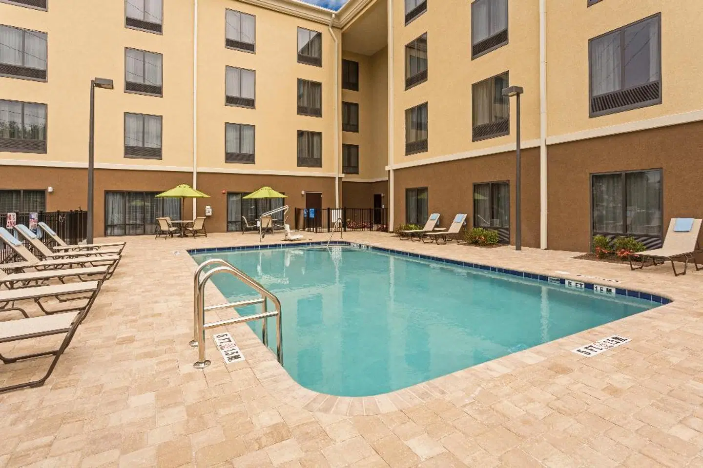 Holiday Inn Express & Suites Orlando East-UCF Area OUTDOOR_POOL