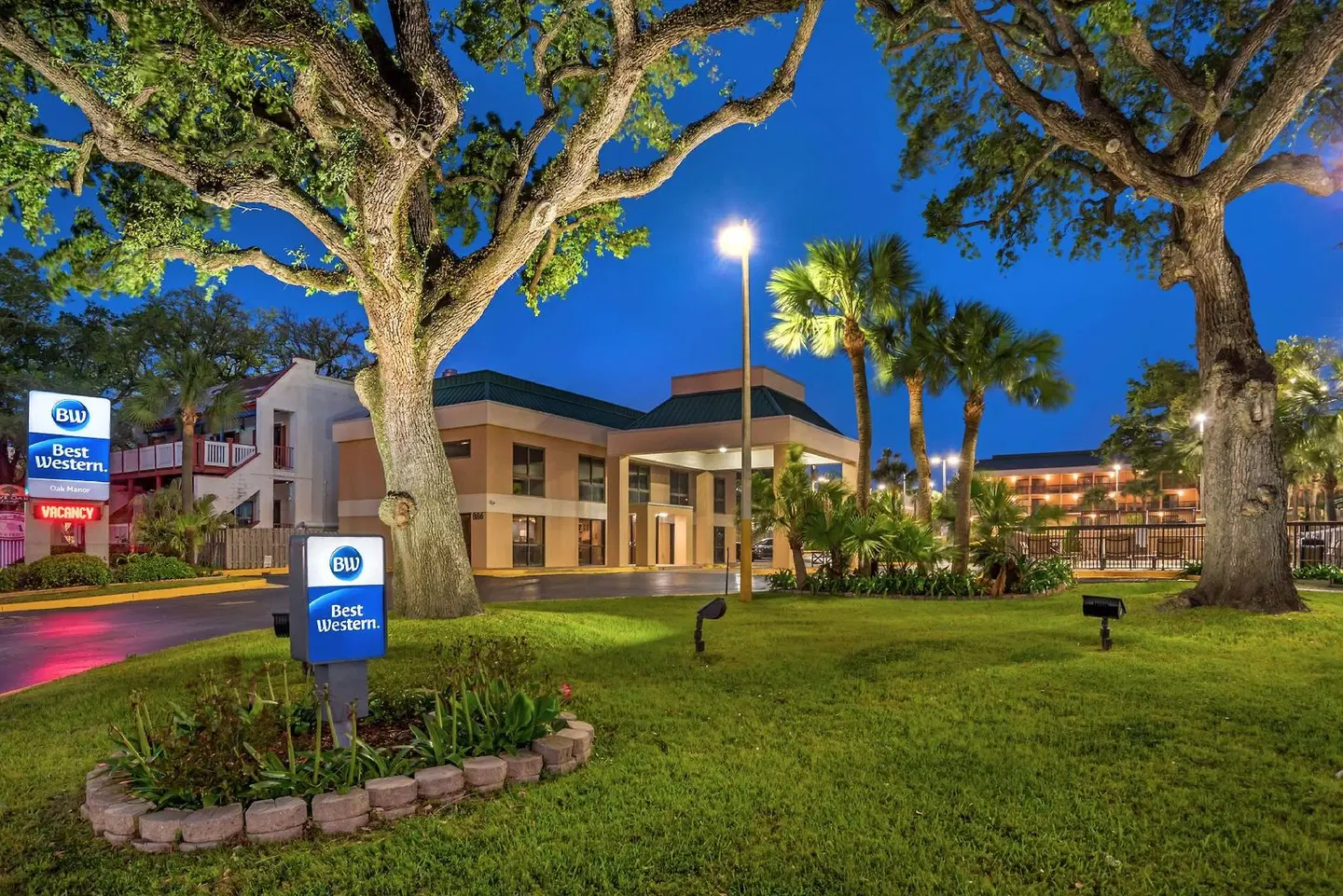 Best Western Oak Manor EXTERIOR