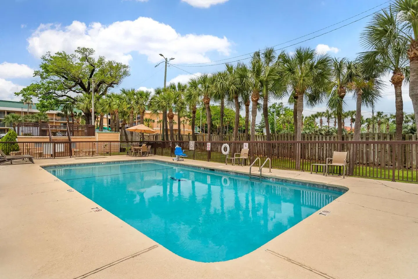 Best Western Oak Manor OUTDOOR_POOL