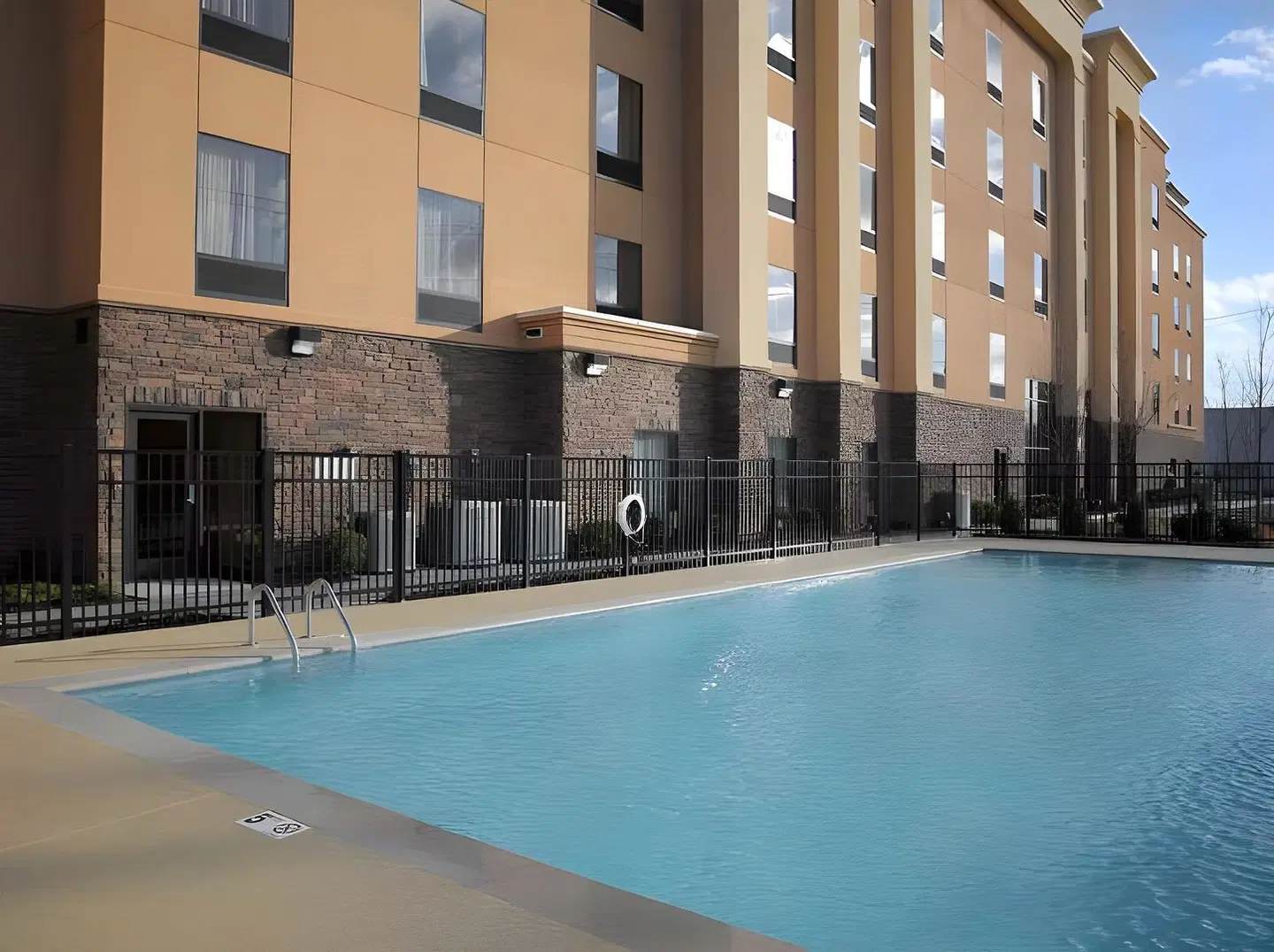 Hampton Inn & Suites Nashville at Opryland OUTDOOR_POOL