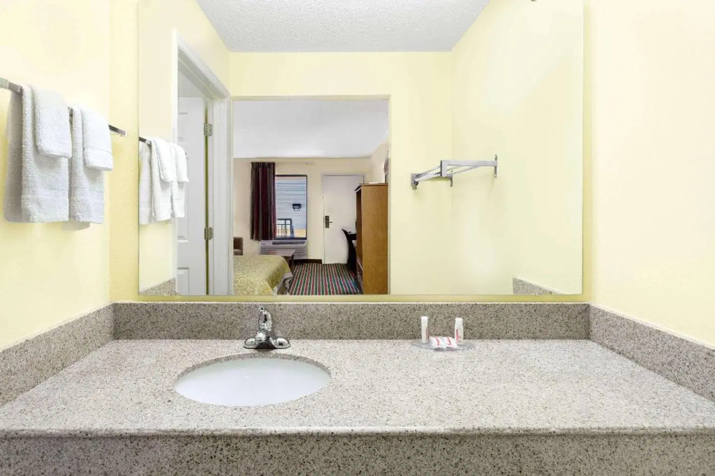 Days Inn by Wyndham Biscoe ROOM_EXAMPLE
