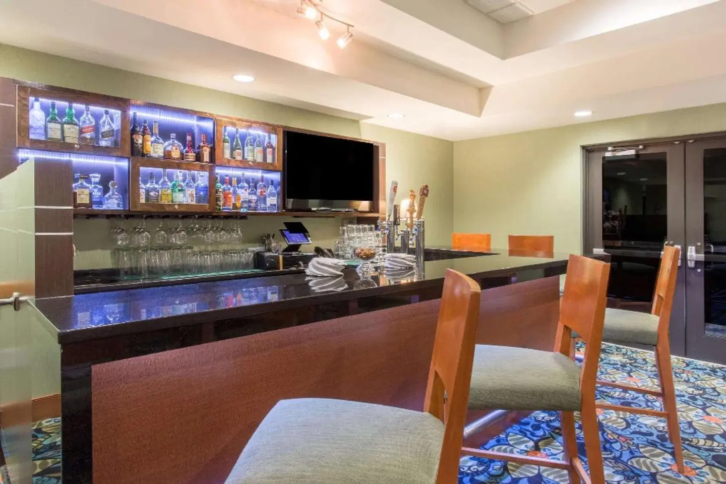 Wingate by Wyndham Richmond Short Pump Bar