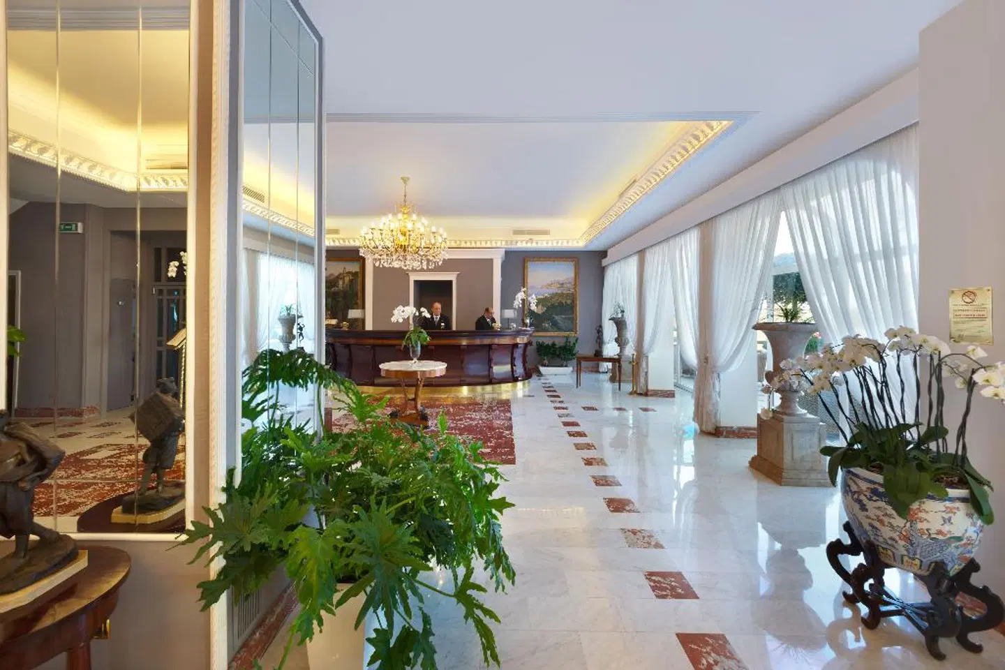 Continental LOUNGE_LOBBY