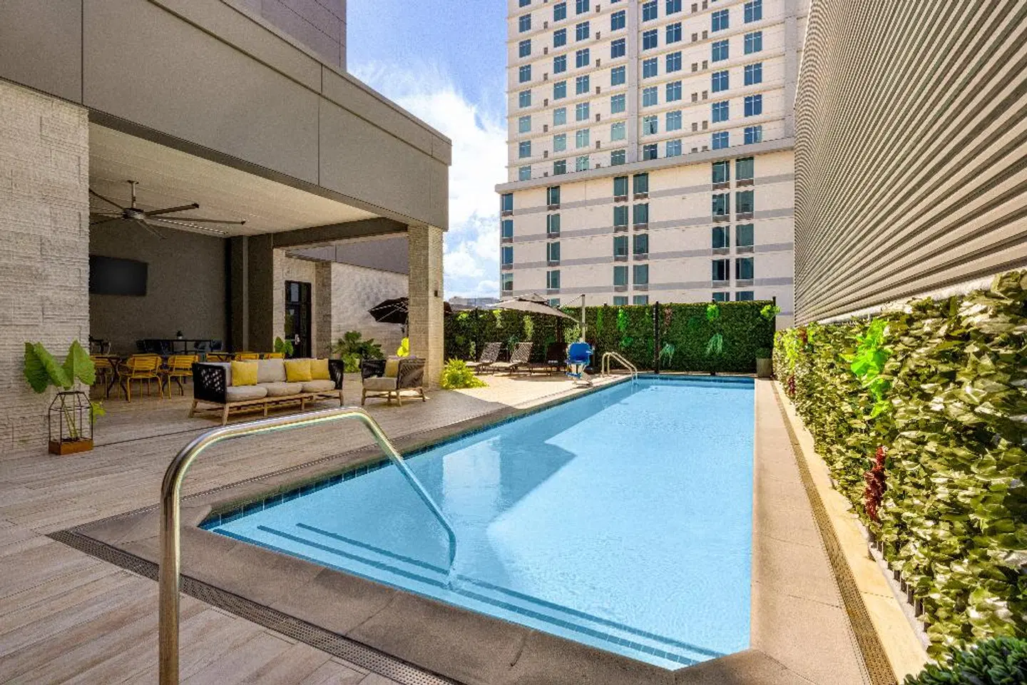 Holiday Inn & Suites Nashville Downtown - Broadway by IHG OUTDOOR_POOL