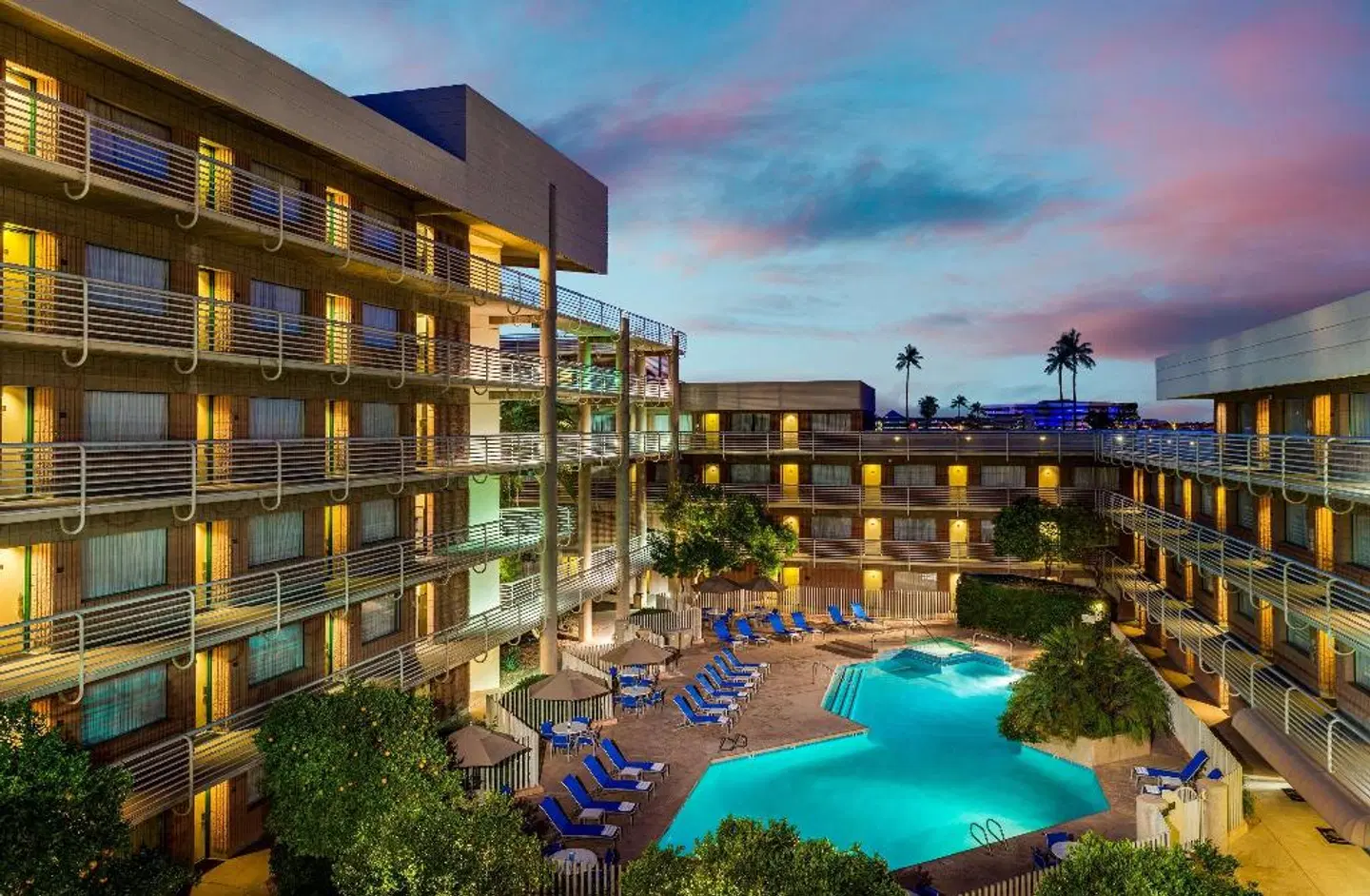 DoubleTree Suites by Hilton Phoenix EXTERIOR