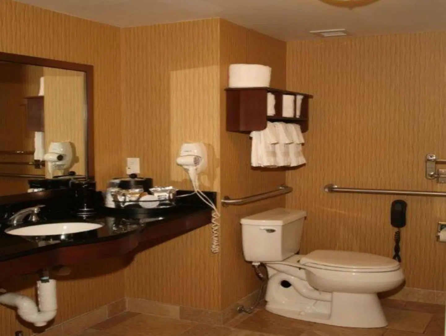 Hampton Inn & Suites Aberdeen Badezimmer
