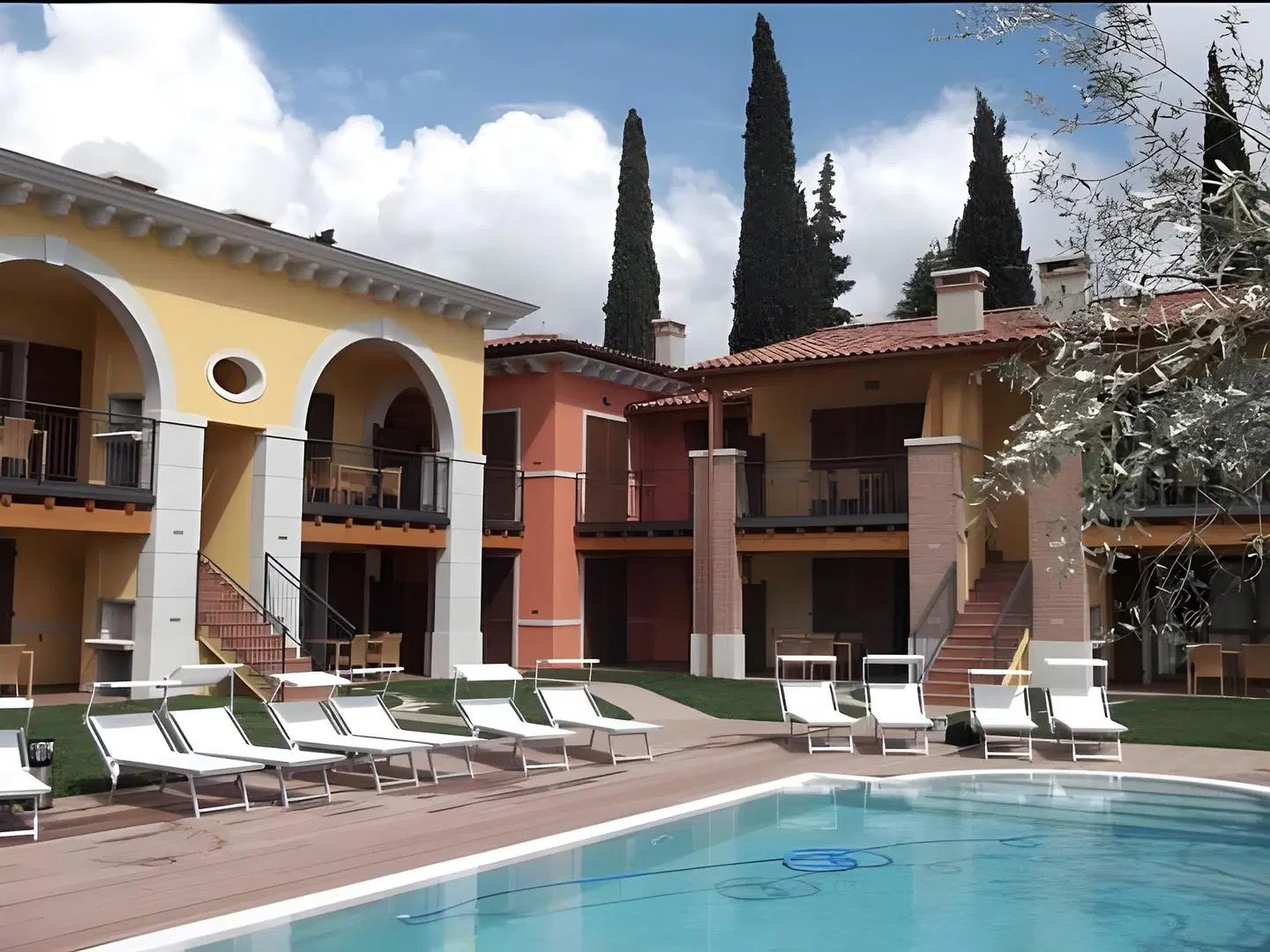 Residence Corte Leonardo OUTDOOR_POOL