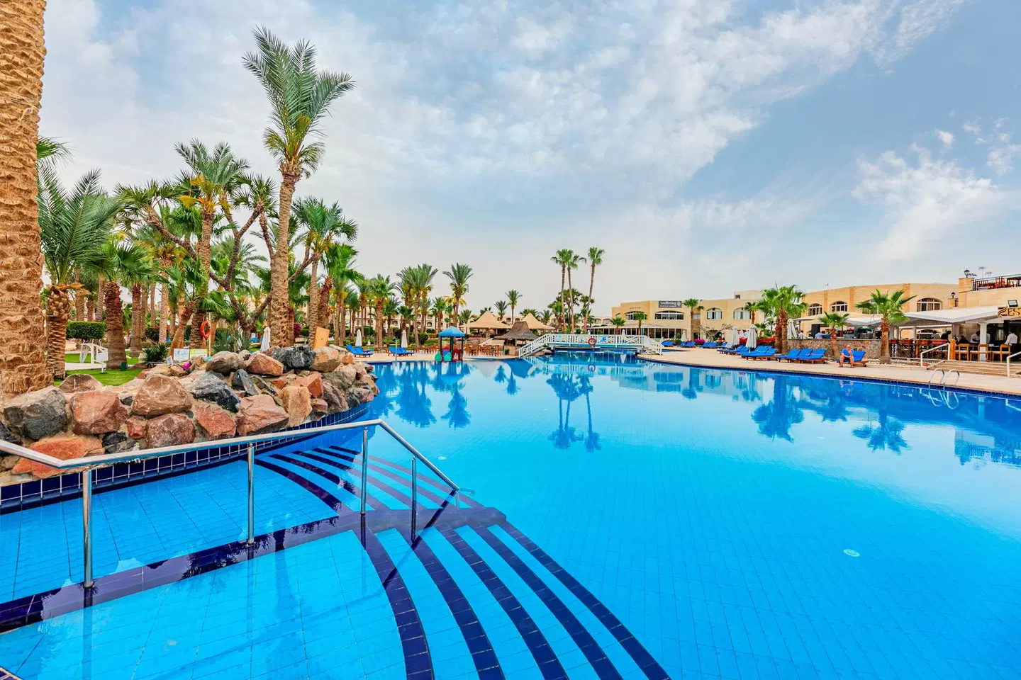 Brayka Bay Resort OUTDOOR_POOL