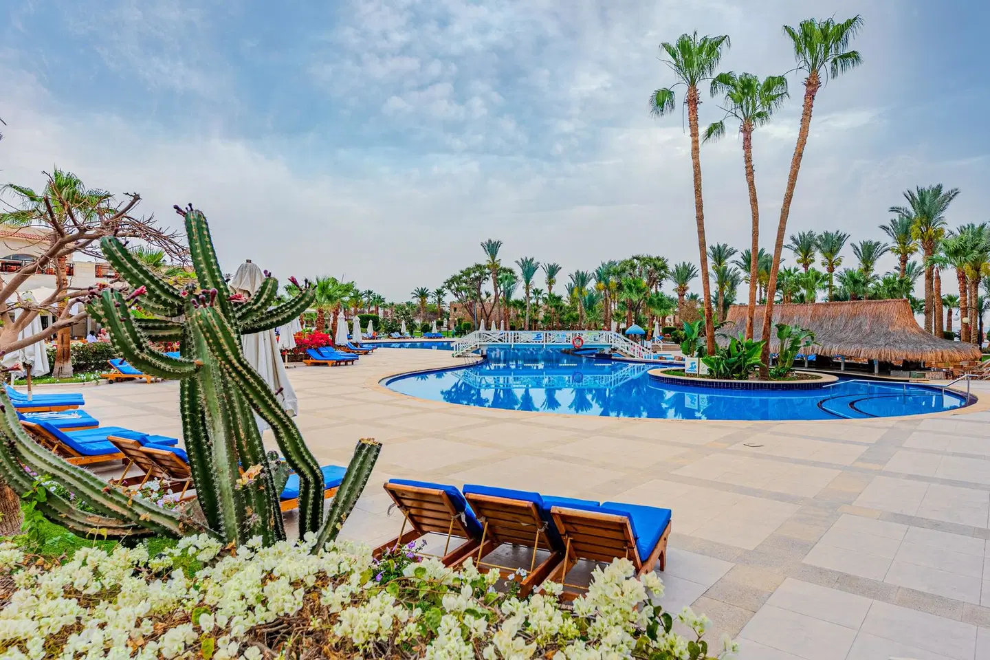 Brayka Bay Resort OUTDOOR_POOL