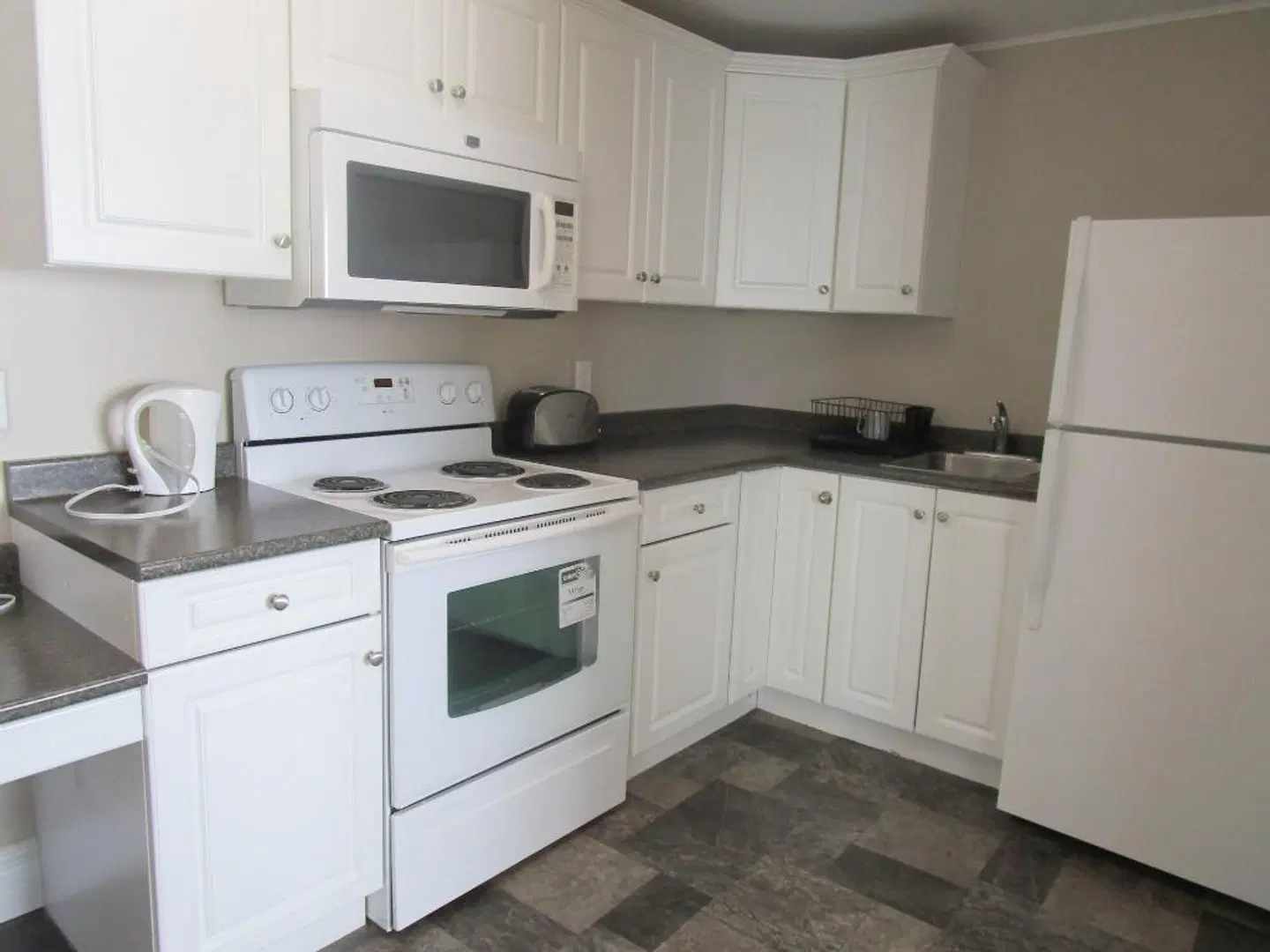 Claymore Inn and Suites ROOM_EXAMPLE