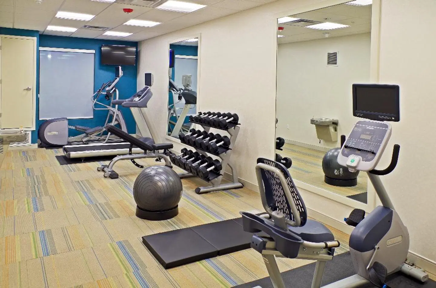 Holiday Inn Express & Suites Phoenix North - Scottsdale by IHG SPORTS_AND_LEISURE