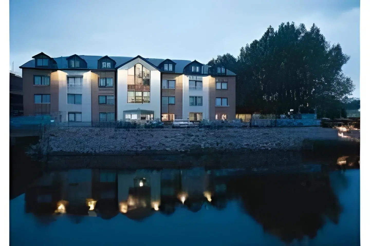 Lancaster Lodge EXTERIOR