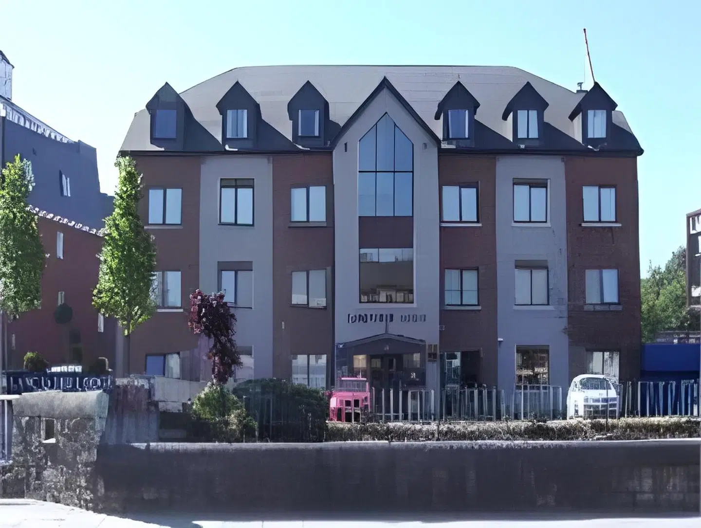 Lancaster Lodge EXTERIOR