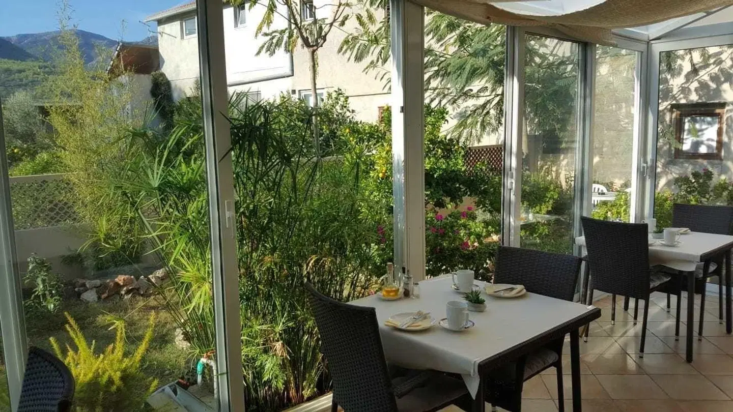 B&B Aurora Restaurant