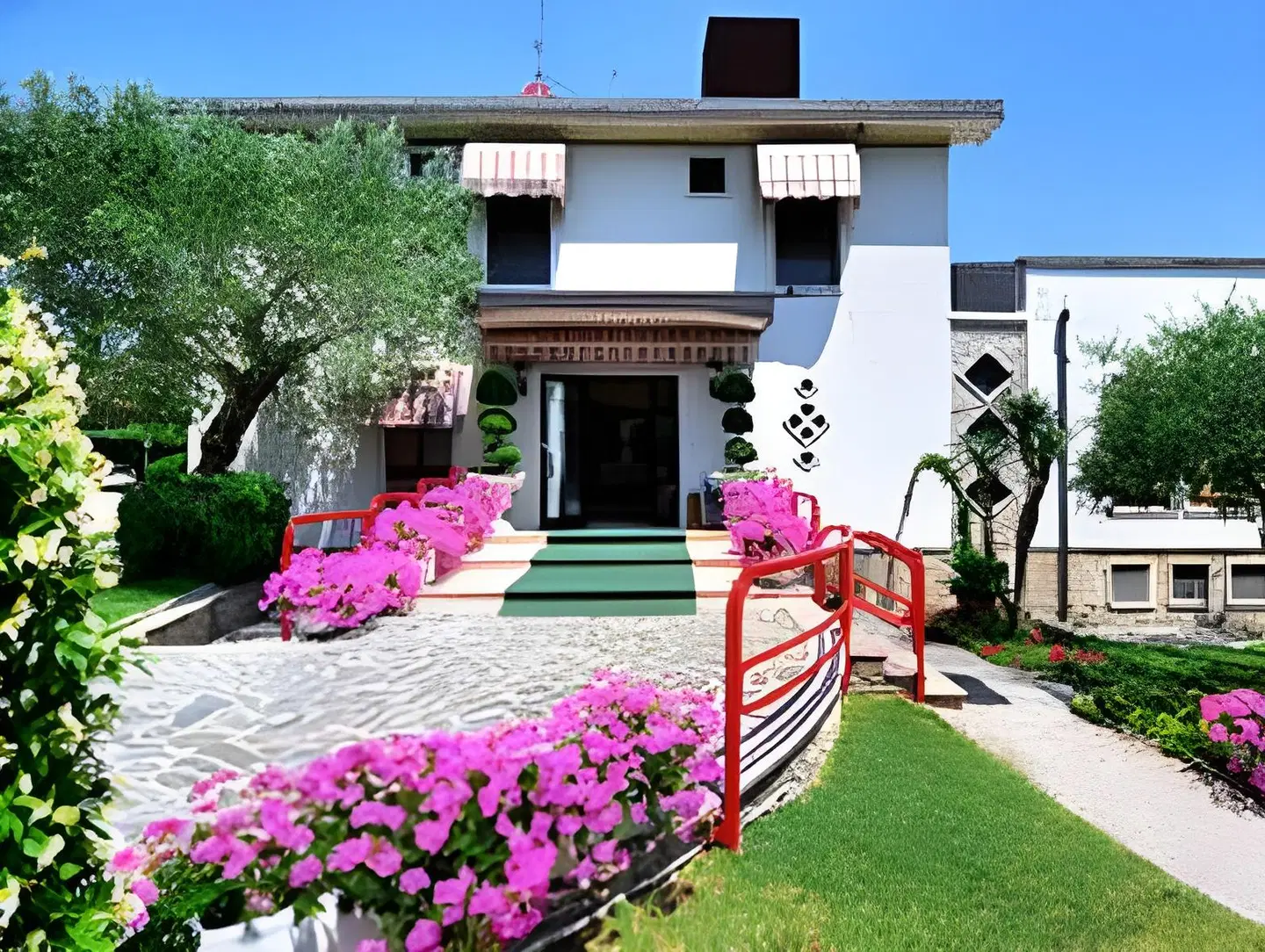 Mon Repos EXTERIOR