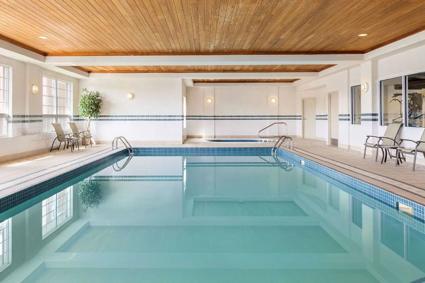 Country Inn & Suites by Radisson, Calgary-Airport, AB Hallenbad