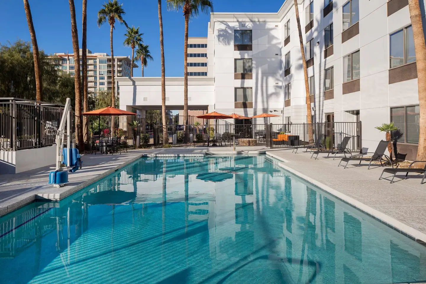 Hampton Inn Phoenix-Biltmore OUTDOOR_POOL