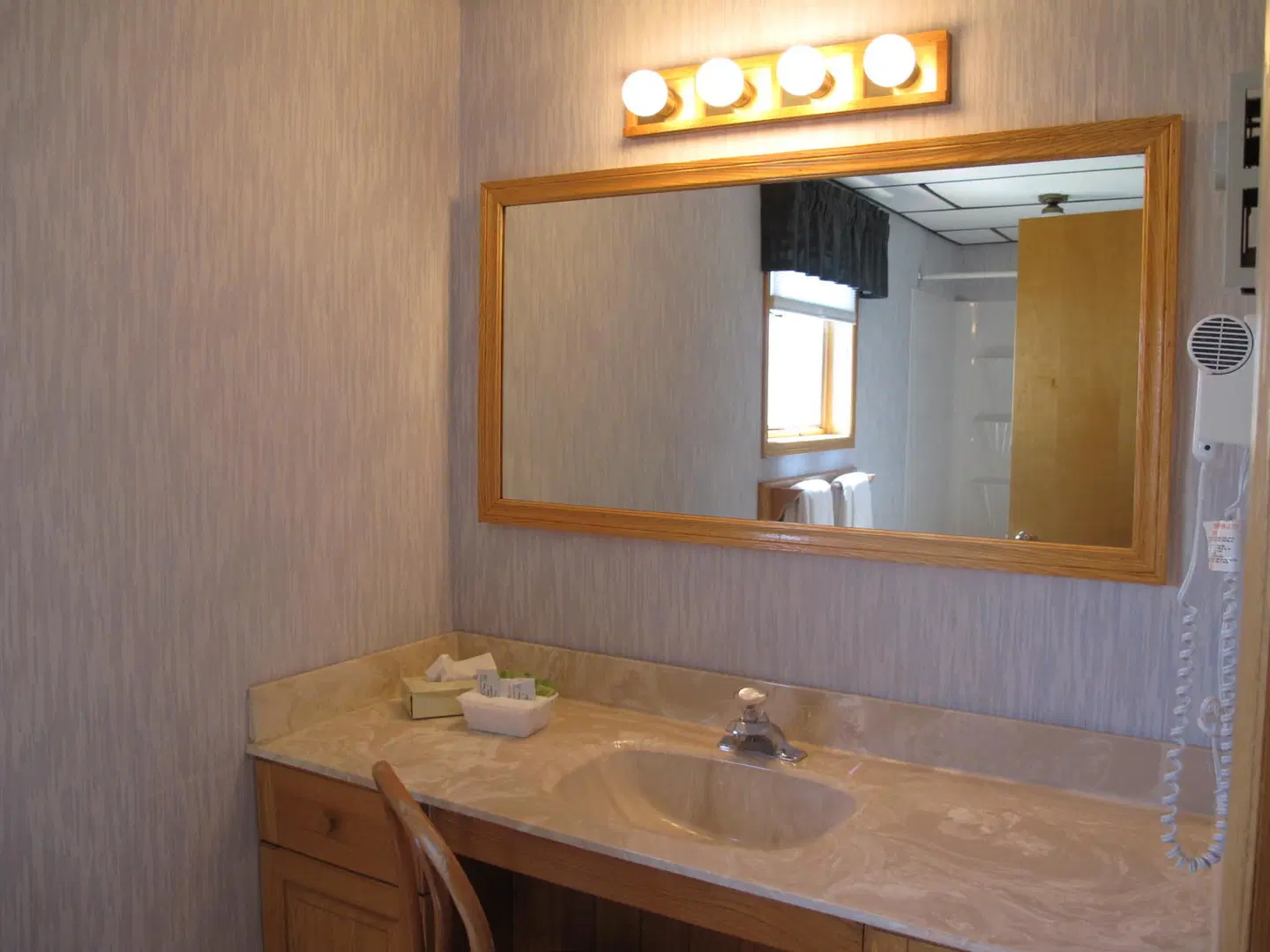 Laurie's Motor Inn Badezimmer