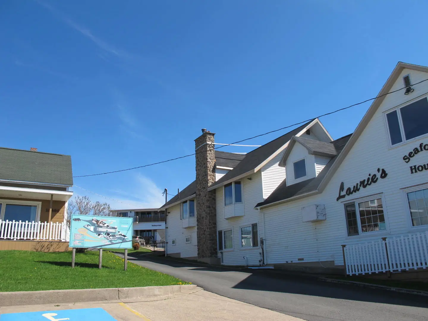 Laurie's Motor Inn EXTERIOR