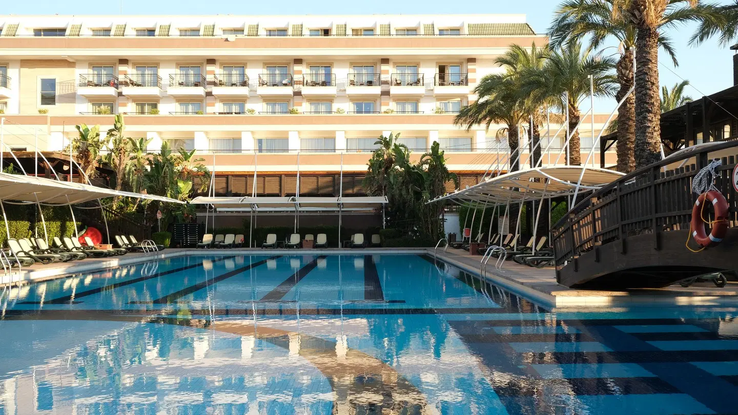Crystal De Luxe Comfort Collection OUTDOOR_POOL
