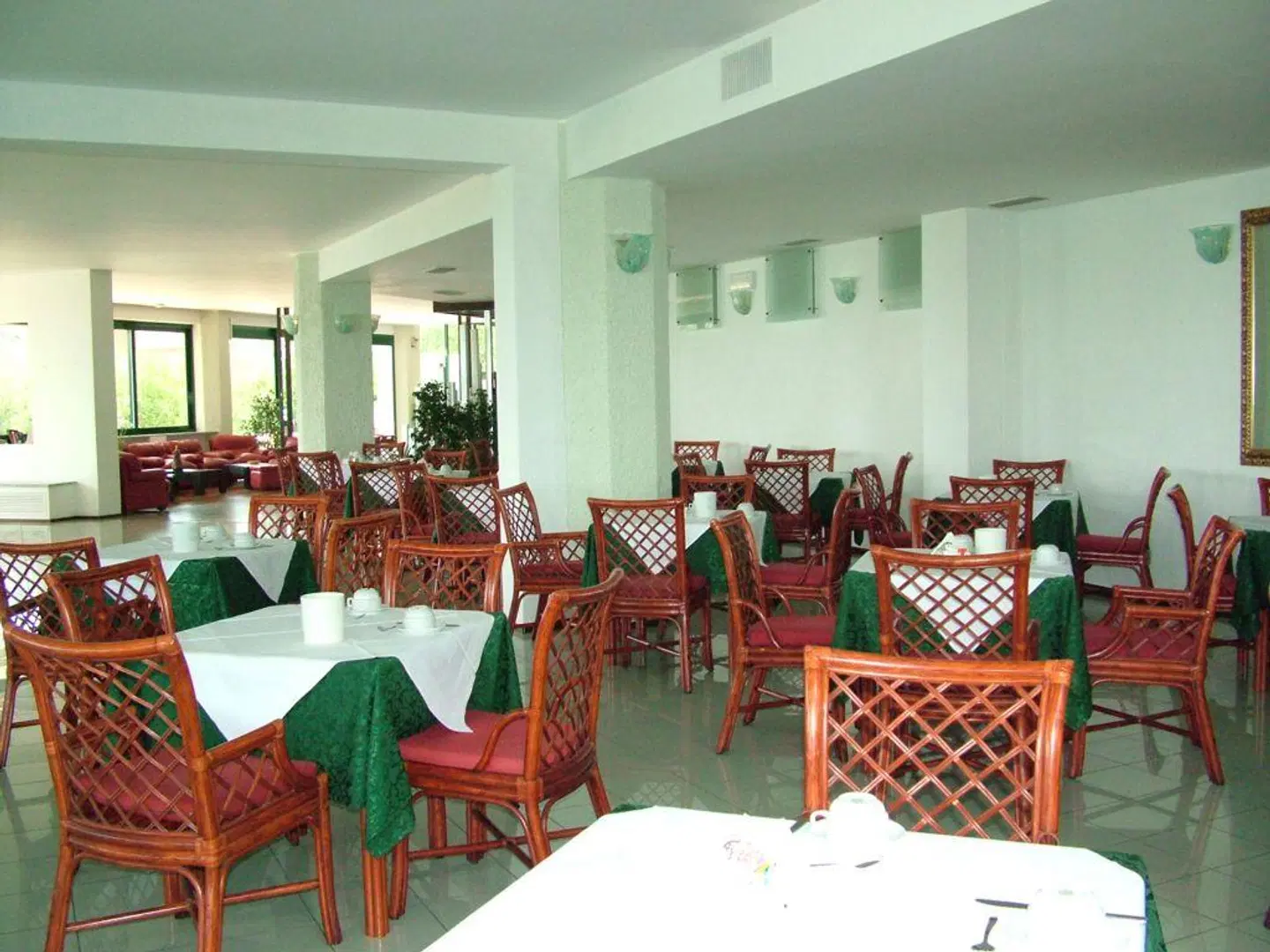 Capo Est Restaurant
